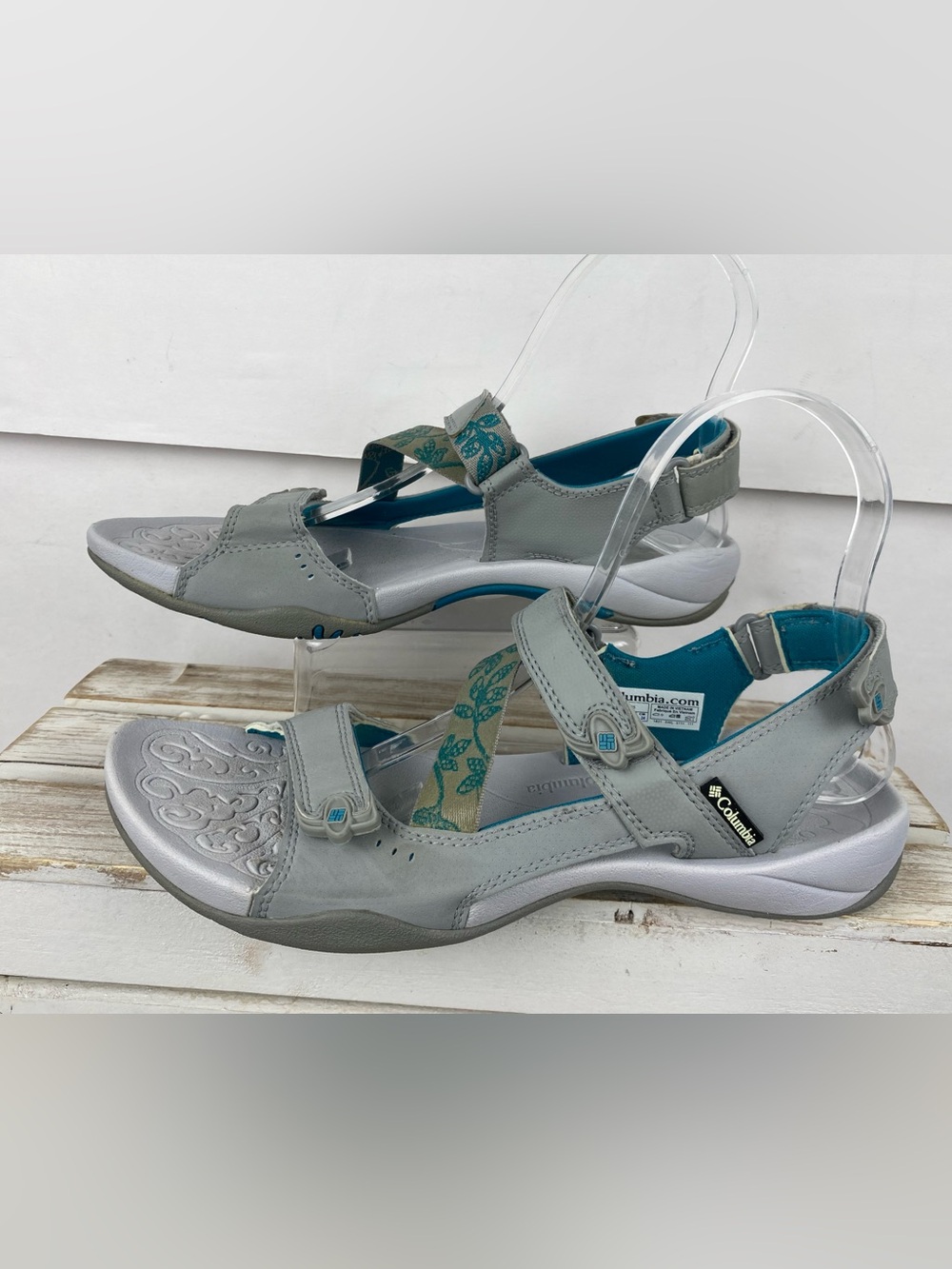 Columbia women's sandals light grey patterned straps and blue accents size 7